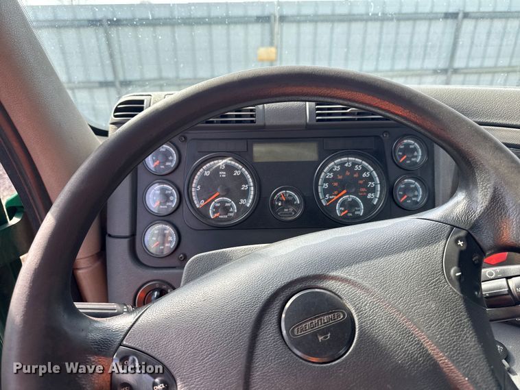 image for item YA2327 2017 Freightliner Cascadia 125 semi truck