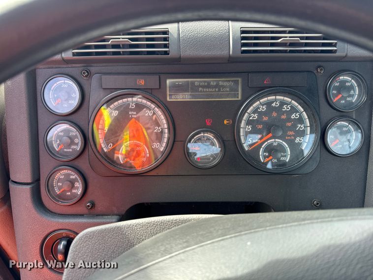 image for item YA2327 2017 Freightliner Cascadia 125 semi truck