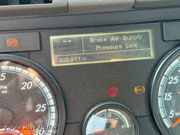 image for item YA2327 2017 Freightliner Cascadia 125 semi truck