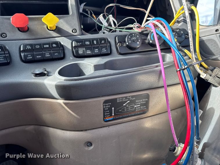 image for item YA2327 2017 Freightliner Cascadia 125 semi truck