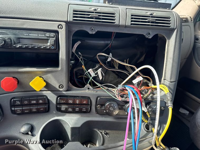 image for item YA2327 2017 Freightliner Cascadia 125 semi truck