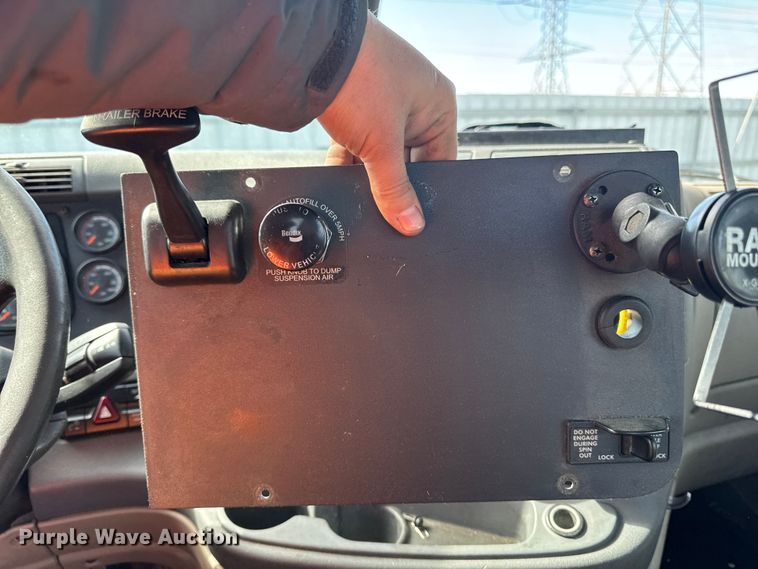 image for item YA2327 2017 Freightliner Cascadia 125 semi truck