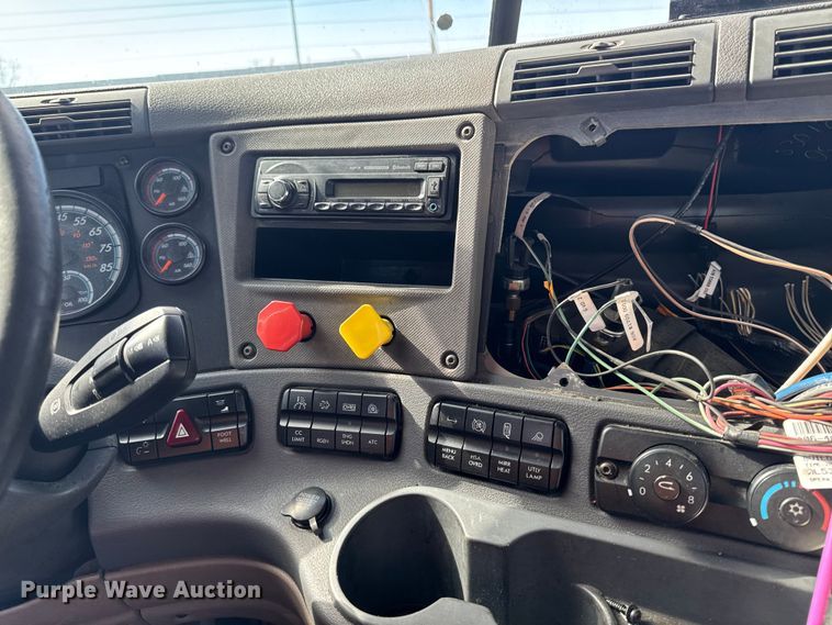 image for item YA2327 2017 Freightliner Cascadia 125 semi truck