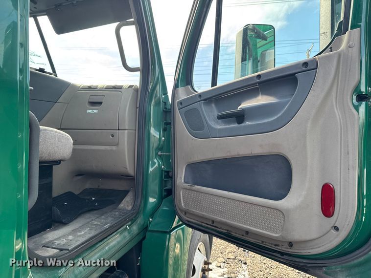 image for item YA2327 2017 Freightliner Cascadia 125 semi truck