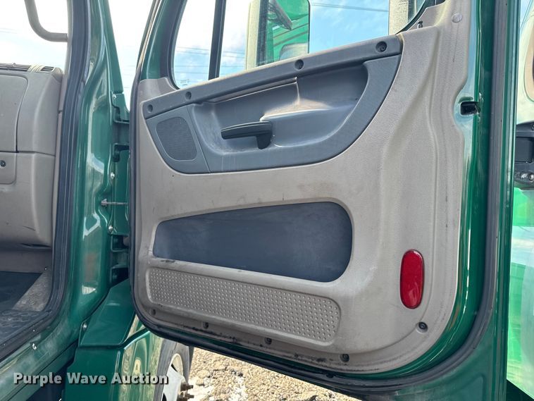 image for item YA2327 2017 Freightliner Cascadia 125 semi truck