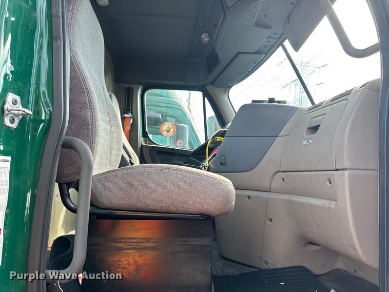 image for item YA2327 2017 Freightliner Cascadia 125 semi truck