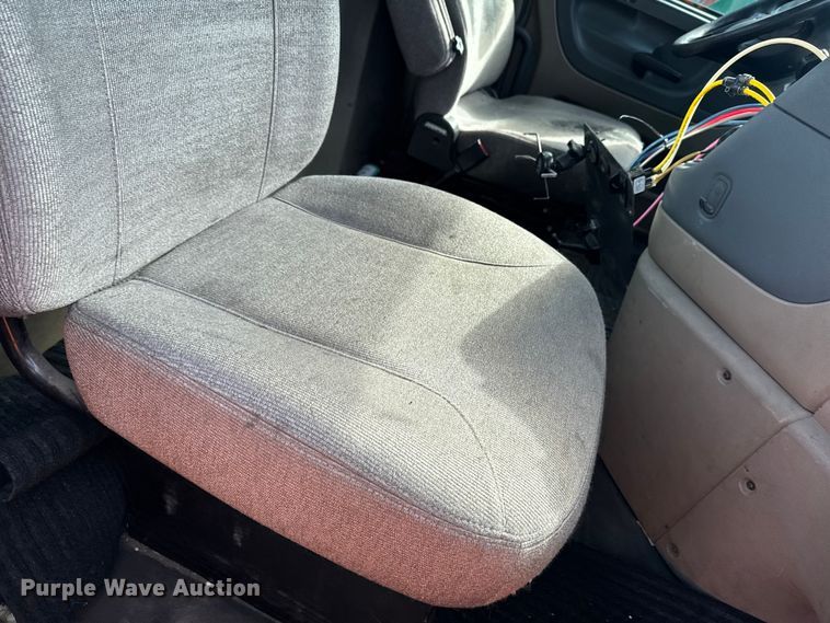 image for item YA2327 2017 Freightliner Cascadia 125 semi truck