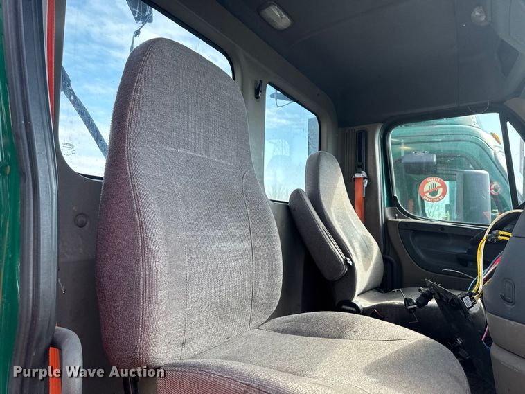 image for item YA2327 2017 Freightliner Cascadia 125 semi truck