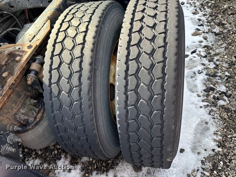 image for item YA2327 2017 Freightliner Cascadia 125 semi truck