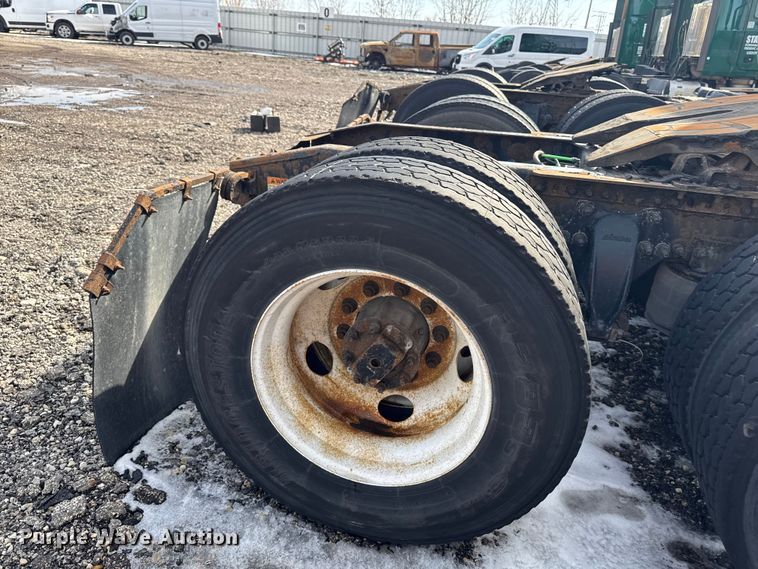 image for item YA2327 2017 Freightliner Cascadia 125 semi truck