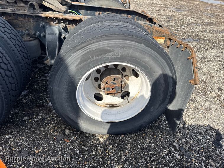 image for item YA2327 2017 Freightliner Cascadia 125 semi truck