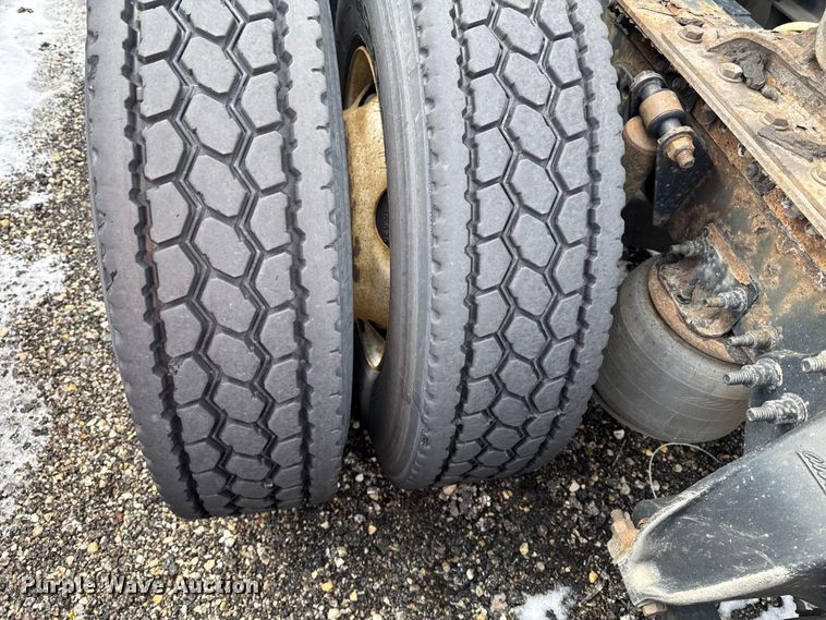 image for item YA2327 2017 Freightliner Cascadia 125 semi truck