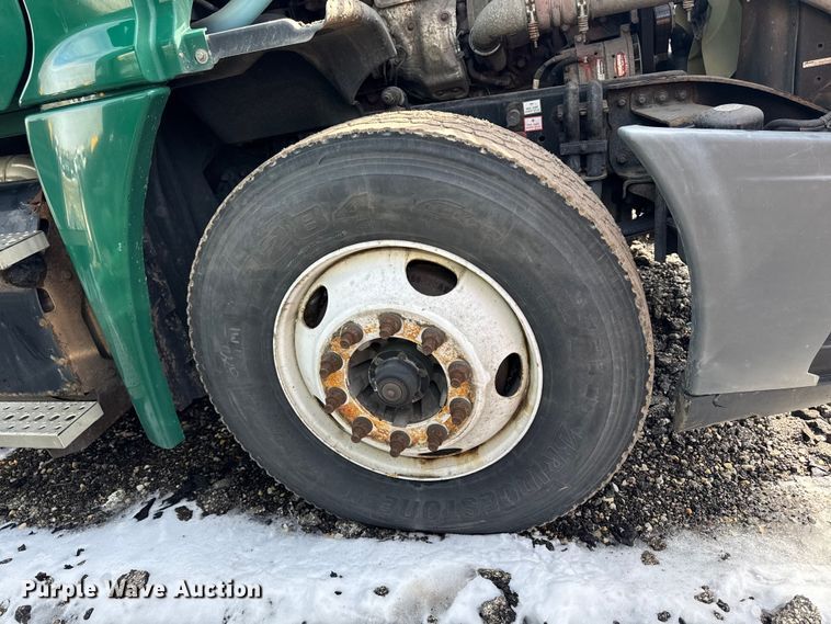 image for item YA2327 2017 Freightliner Cascadia 125 semi truck