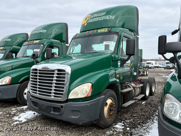 image for item YA2328 2017 Freightliner Cascadia 125 semi truck