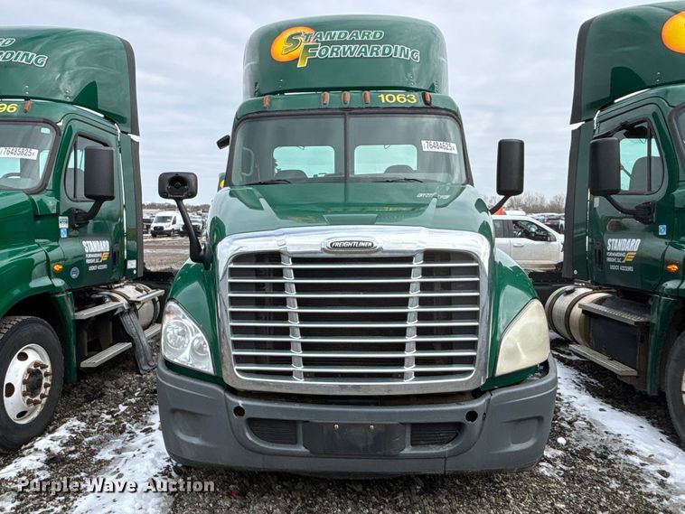 image for item YA2328 2017 Freightliner Cascadia 125 semi truck