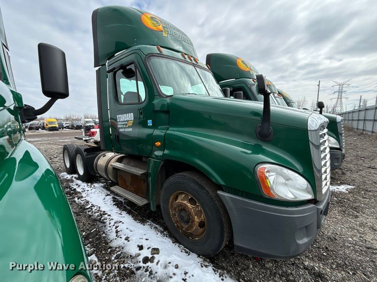 image for item YA2328 2017 Freightliner Cascadia 125 semi truck