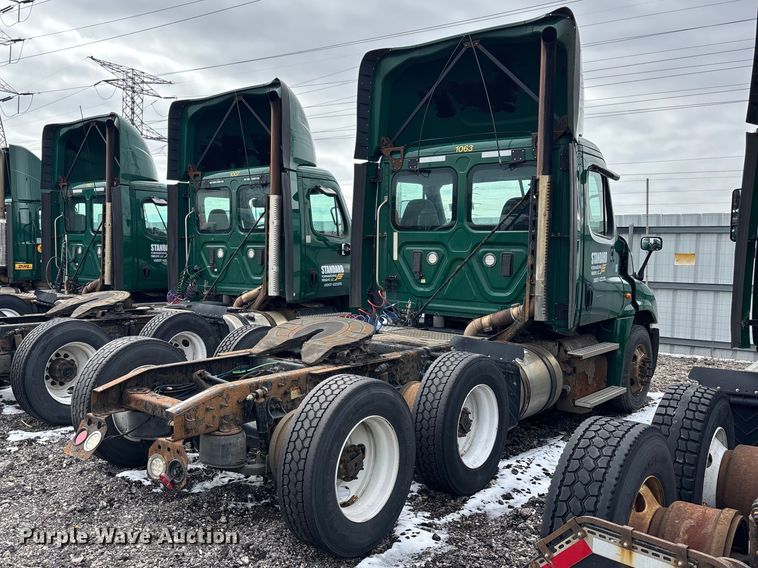 image for item YA2328 2017 Freightliner Cascadia 125 semi truck