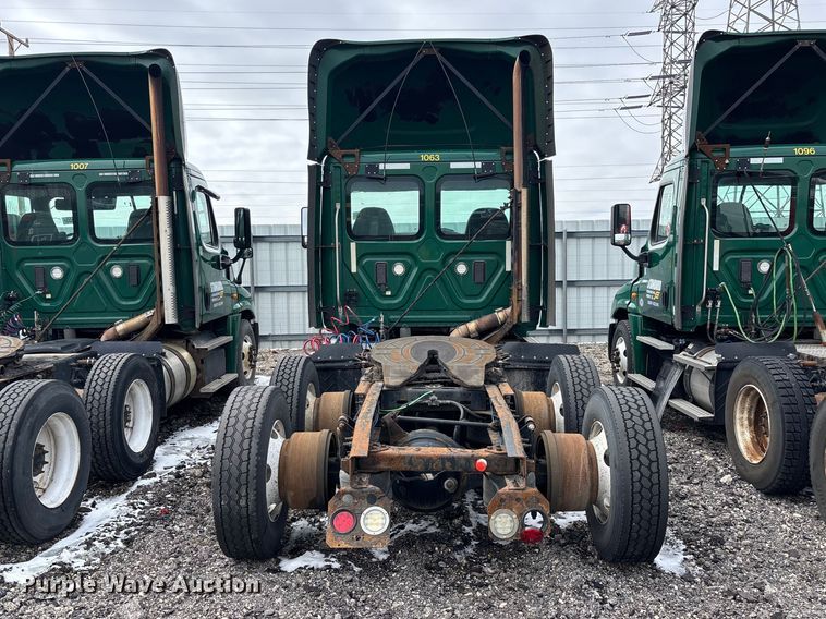 image for item YA2328 2017 Freightliner Cascadia 125 semi truck