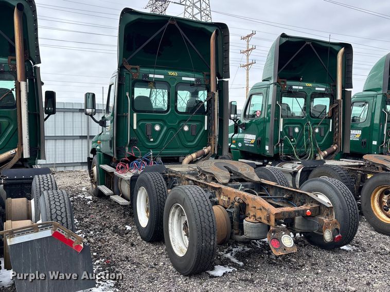 image for item YA2328 2017 Freightliner Cascadia 125 semi truck