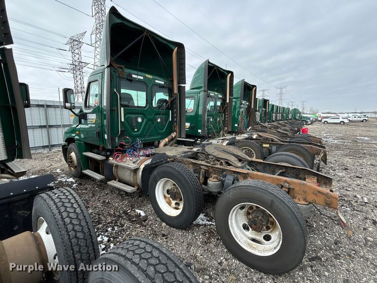image for item YA2328 2017 Freightliner Cascadia 125 semi truck