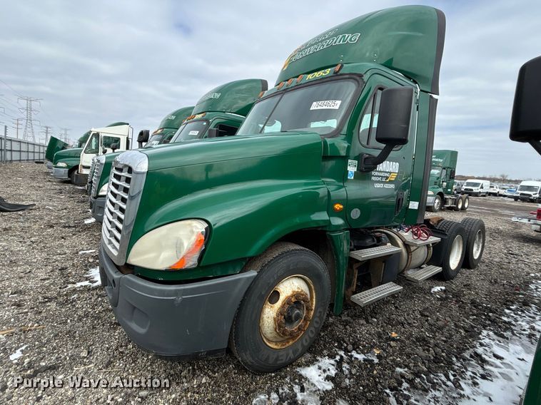 image for item YA2328 2017 Freightliner Cascadia 125 semi truck