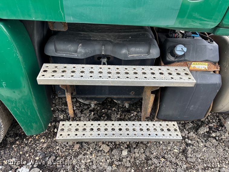 image for item YA2328 2017 Freightliner Cascadia 125 semi truck