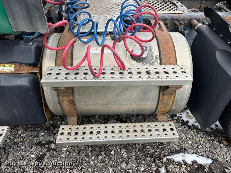 image for item YA2328 2017 Freightliner Cascadia 125 semi truck