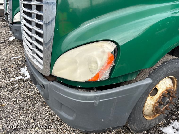 image for item YA2328 2017 Freightliner Cascadia 125 semi truck