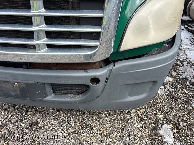 image for item YA2328 2017 Freightliner Cascadia 125 semi truck