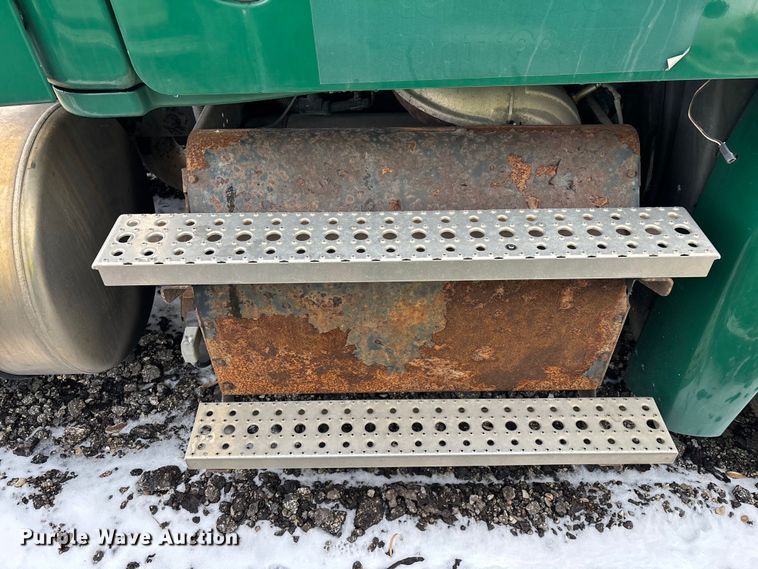 image for item YA2328 2017 Freightliner Cascadia 125 semi truck