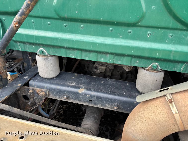 image for item YA2328 2017 Freightliner Cascadia 125 semi truck