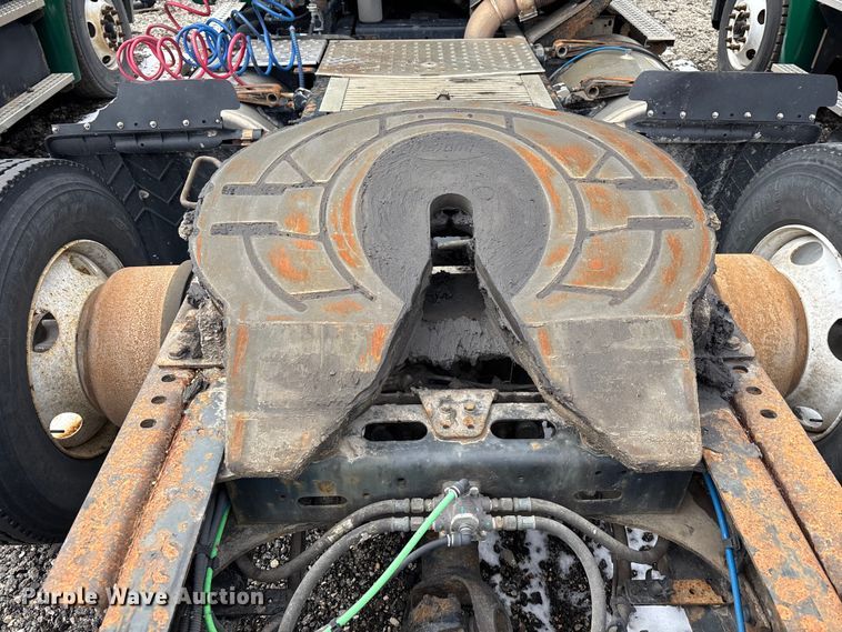 image for item YA2328 2017 Freightliner Cascadia 125 semi truck