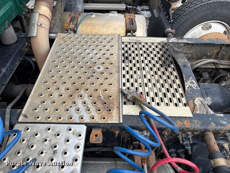 image for item YA2328 2017 Freightliner Cascadia 125 semi truck