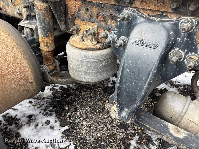 image for item YA2328 2017 Freightliner Cascadia 125 semi truck