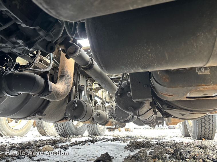 image for item YA2328 2017 Freightliner Cascadia 125 semi truck