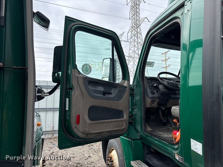 image for item YA2328 2017 Freightliner Cascadia 125 semi truck