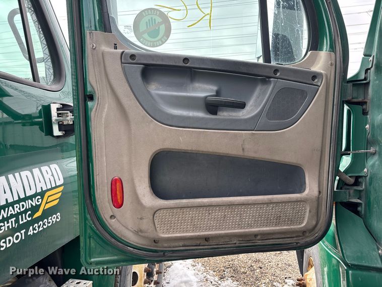 image for item YA2328 2017 Freightliner Cascadia 125 semi truck