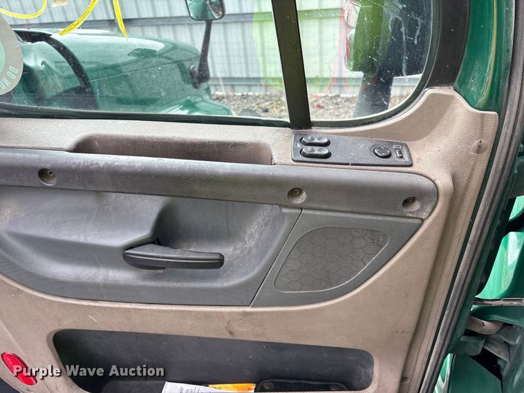 image for item YA2328 2017 Freightliner Cascadia 125 semi truck