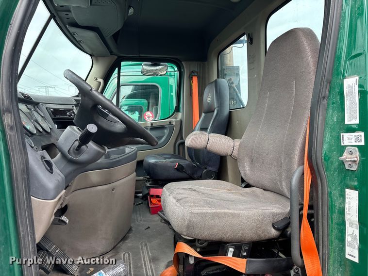 image for item YA2328 2017 Freightliner Cascadia 125 semi truck