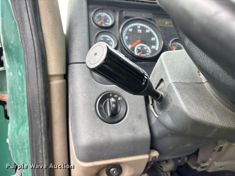 image for item YA2328 2017 Freightliner Cascadia 125 semi truck