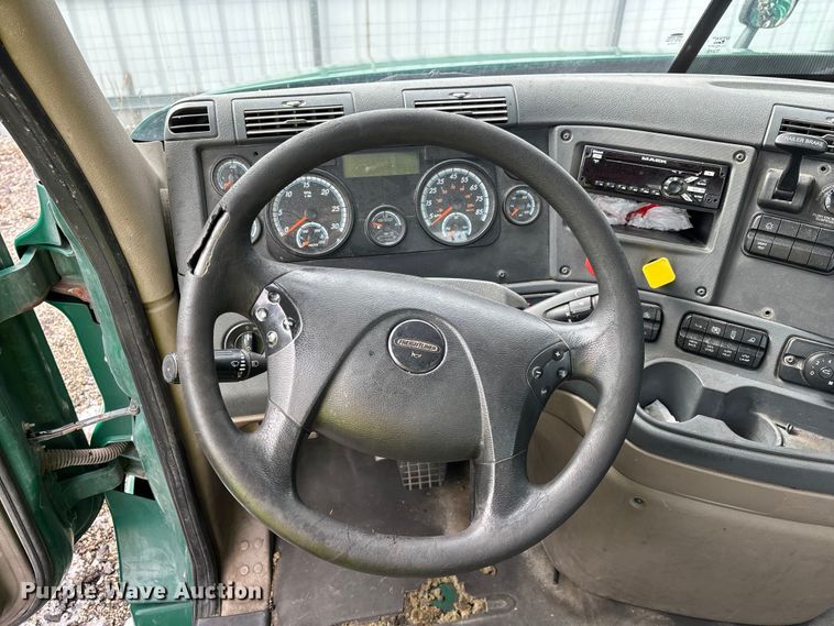 image for item YA2328 2017 Freightliner Cascadia 125 semi truck