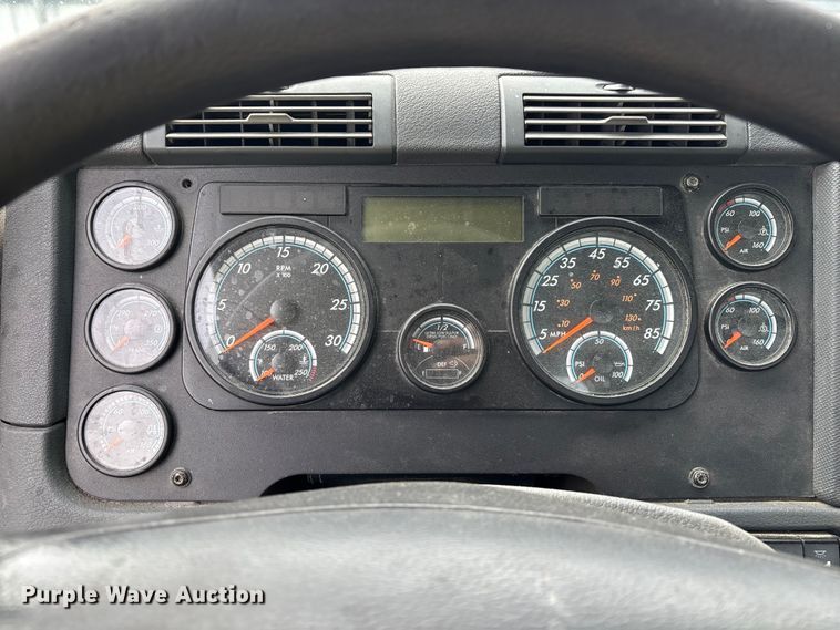 image for item YA2328 2017 Freightliner Cascadia 125 semi truck