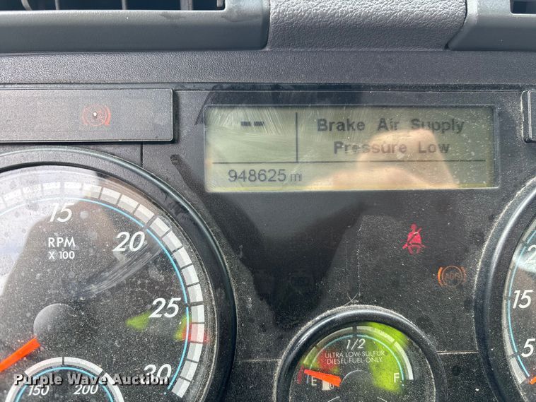 image for item YA2328 2017 Freightliner Cascadia 125 semi truck