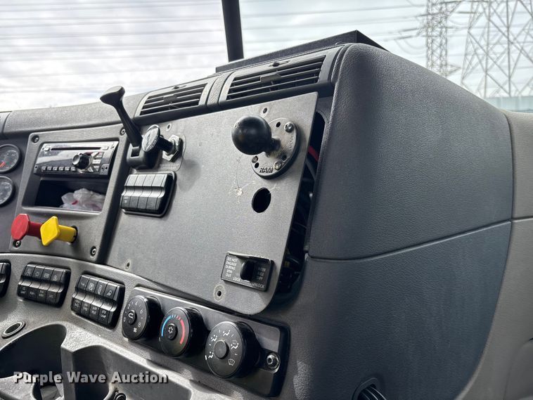 image for item YA2328 2017 Freightliner Cascadia 125 semi truck