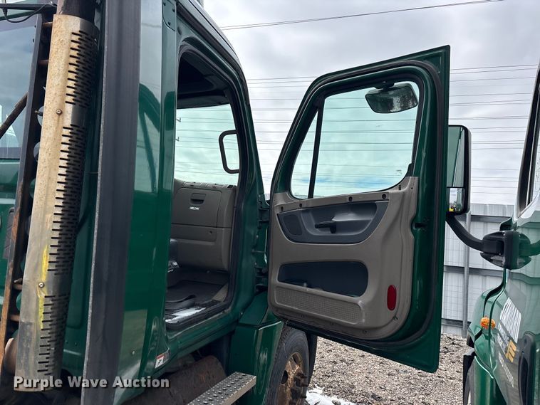 image for item YA2328 2017 Freightliner Cascadia 125 semi truck