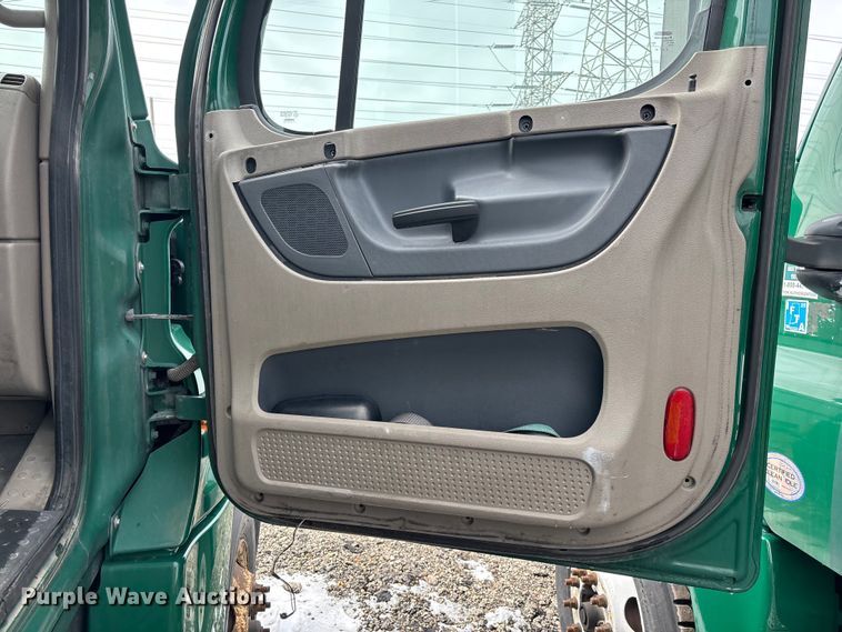 image for item YA2328 2017 Freightliner Cascadia 125 semi truck