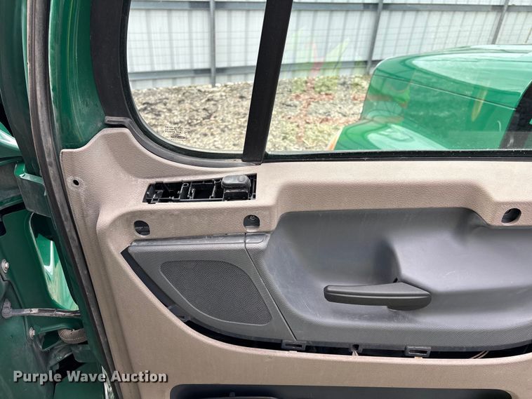 image for item YA2328 2017 Freightliner Cascadia 125 semi truck