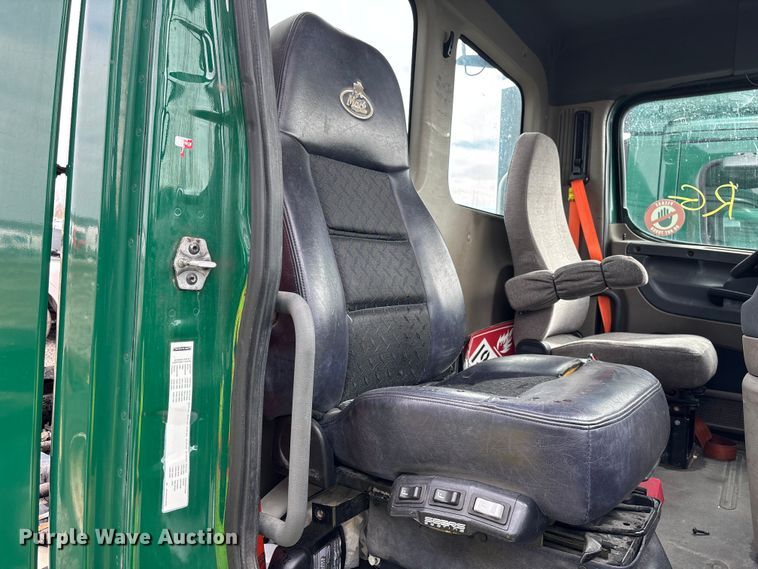 image for item YA2328 2017 Freightliner Cascadia 125 semi truck