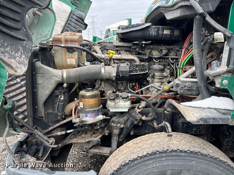 image for item YA2328 2017 Freightliner Cascadia 125 semi truck