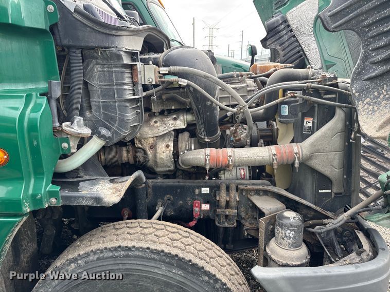 image for item YA2328 2017 Freightliner Cascadia 125 semi truck